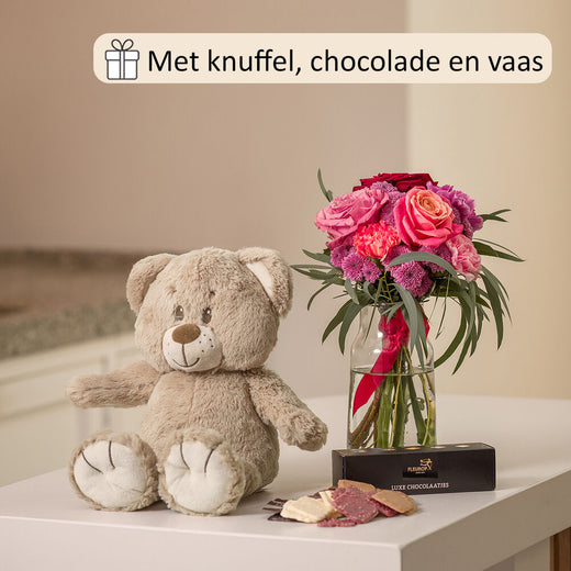 Lieve knuffel boeket (cadeauset met knuffel, chocolade en vaas!)